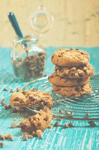 Gebroken biscuit en chocolade druppels — Stockfoto