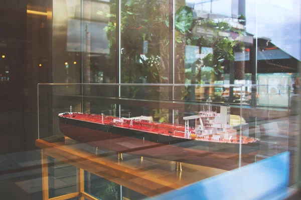 Un modelo de buque petrolero rojo en la vitrina de un museo en Os — Foto de Stock