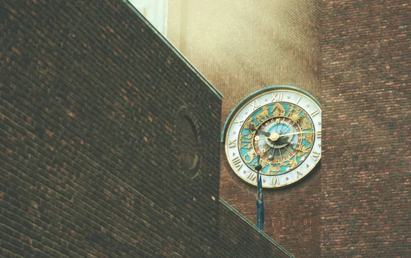 Schöne Tierkreiszeichen-Uhr an einer Ziegelwand eines Gebäudes in oslo mit Witz lizenzfreie Stockfotos