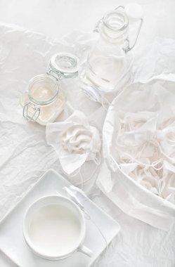 Yüksek anahtar natürmort meringues, kırıntıları, cam kavanoz ve Kupası w