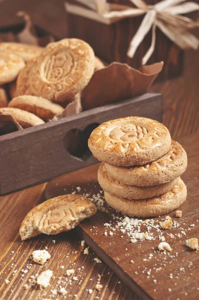 Closeup of round biscuits and crumbs on wooden plank — Stock Photo, Image