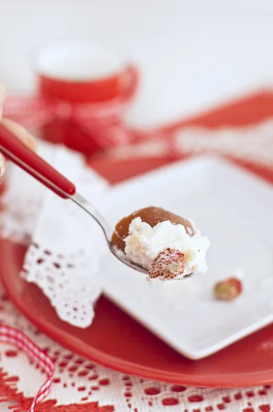 Baba con crema e fragole su cucchiaio colori rossi e bianchi — Foto Stock