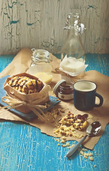 Biscoito com amendoim e cobertura de chocolate, xícara de leite azul, vidro — Fotografia de Stock