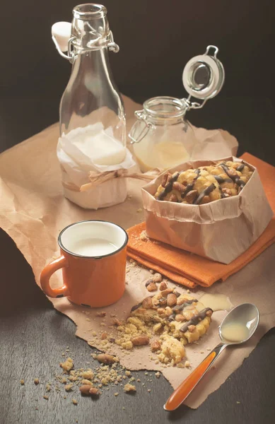 Biscotti di arachidi con tazza di latte e barattolo di vetro su carta spiegazzata — Foto Stock