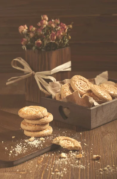 パン粉と乾燥はら丸いクッキーの側面図 — ストック写真