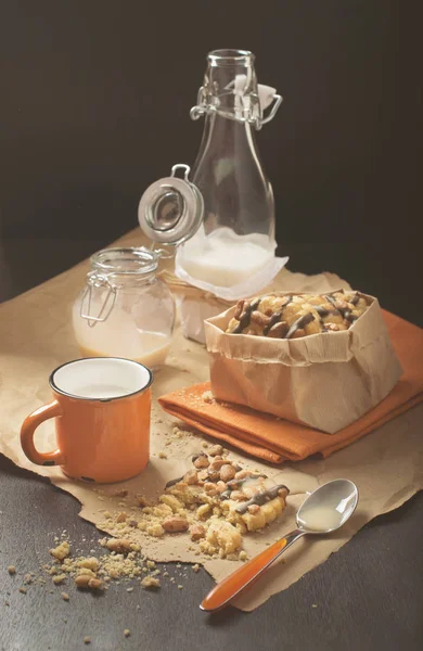 Colorful still life of round cookie with peanuts and chocolate i — Stock Photo, Image