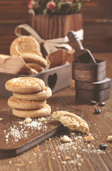 Soubory cookie na dřevěné prkno, drobky a kávová zrna — Stock fotografie