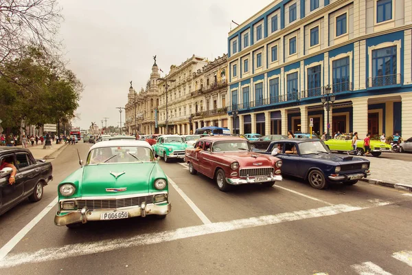 Cuba, L'Avana - 18 febbraio 2017: belle auto d'epoca retrò a Cuba — Foto Stock