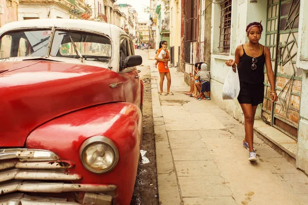 Cuba, Havana - 17 February 2017: beautiful retro vintage cars in — Stock Photo, Image