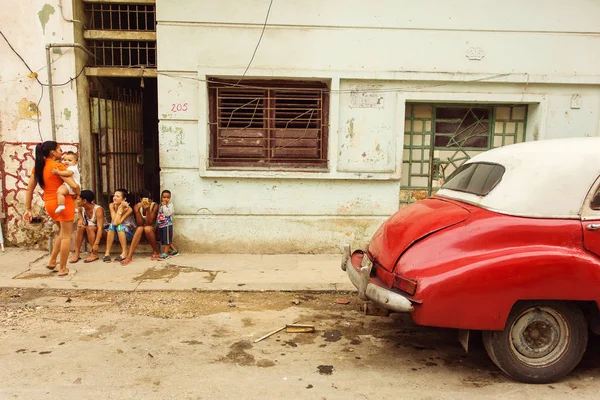 Cuba, Havana - 17 de fevereiro de 2017: pessoas desconhecidas relaxando na beleza — Fotografia de Stock