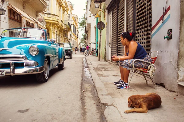 Cuba, Havana - 18 de fevereiro de 2017: belos carros antigos retro em — Fotografia de Stock