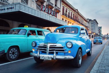Küba, Havana - 18 Şubat 2017: güzel retro vintage otomobillerde