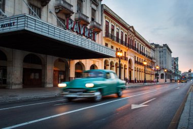 Küba, Havana - 18 Şubat 2017: güzel retro vintage otomobillerde