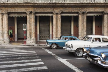 Küba, Havana - 18 Şubat 2017: güzel retro vintage otomobillerde