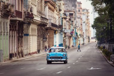 Küba, Havana - 18 Şubat 2017: güzel retro vintage otomobillerde