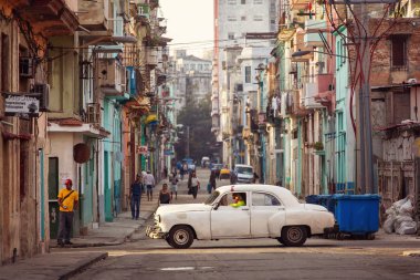 Küba, Havana - 18 Şubat 2017: güzel retro vintage otomobillerde