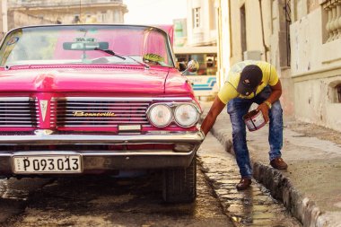 Küba, Havana - 18 Şubat 2017: güzel retro vintage otomobillerde