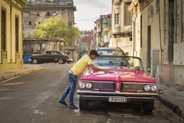 Küba, Havana - 18 Şubat 2017: güzel retro vintage otomobillerde