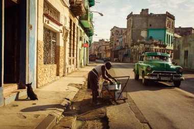 Küba, Havana - 18 Şubat 2017: güzel retro vintage otomobillerde