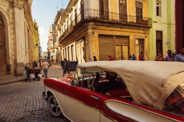 Küba, Havana - 18 Şubat 2017: güzel retro vintage otomobillerde