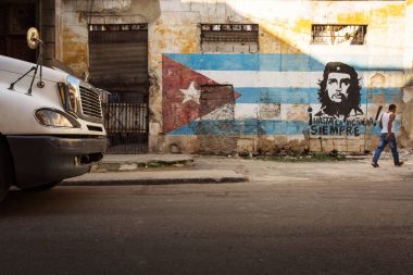 Küba, Havana - 20 Şubat 2017: Havana sokakları ile graffitt