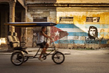 Küba, Havana - 20 Şubat 2017: Havana sokakları ile graffitt