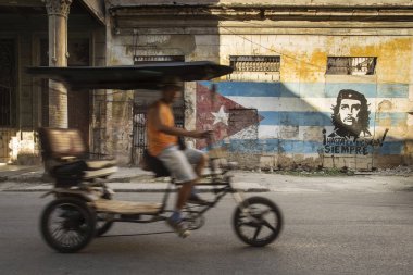 Küba, Havana - 20 Şubat 2017: Havana sokakları ile graffitt