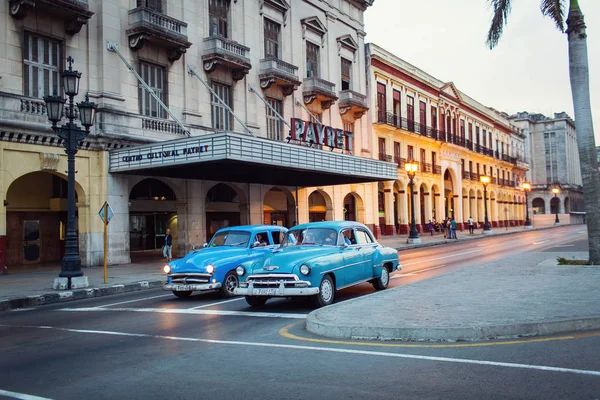 Cuba, Havana - 18 februari 2017: mooie retro vintage auto's in — Stockfoto