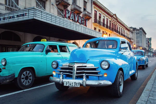 Κούβα, Αβάνα - 18 Φεβρουαρίου 2017: όμορφες ρετρό vintage αυτοκίνητα σε — Φωτογραφία Αρχείου