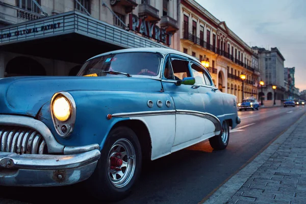 Cuba, La Habana - 18 de febrero de 2017: hermosos coches antiguos retro en — Foto de Stock