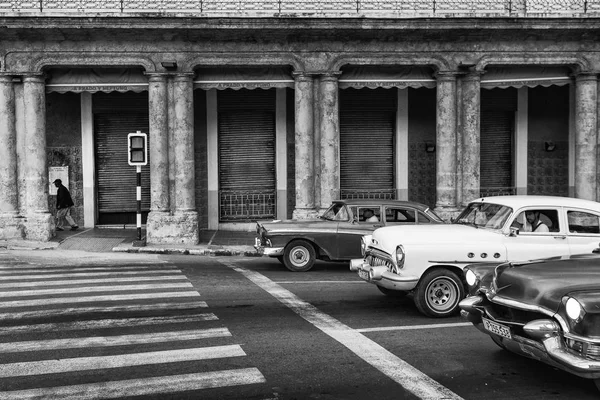 Cuba, Havana - 18 February 2017: beautiful retro vintage cars in — Stock Photo, Image