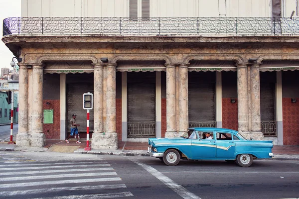 Kuba, Havanna - 18 februari 2017: vackra retro vintage bilar i — Stockfoto