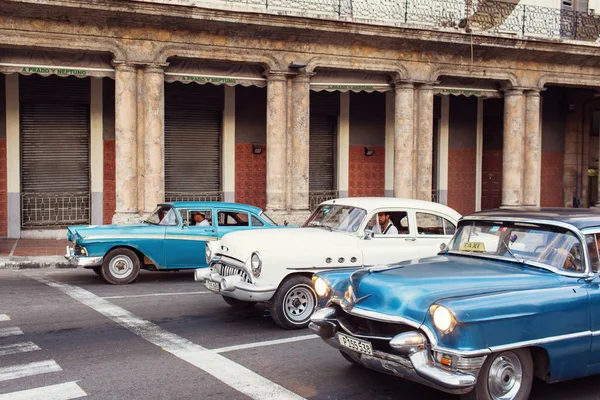 Cuba, La Habana - 18 de febrero de 2017: hermosos coches antiguos retro en — Foto de Stock