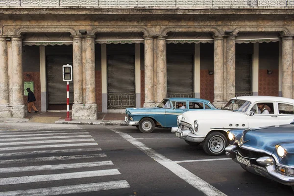 Cuba, Havana - 18 Februar 2017: smukke retro vintage biler i - Stock-foto