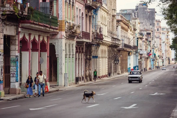 Cuba, Havana - 18 februari 2017: mooie retro vintage auto's in — Stockfoto