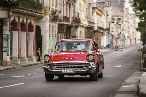 Cuba, Havana - 18 de fevereiro de 2017: belos carros antigos retro em — Fotografia de Stock