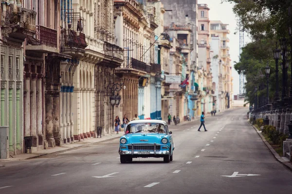 Cuba, La Habana - 18 de febrero de 2017: hermosos coches antiguos retro en —  Fotos de Stock