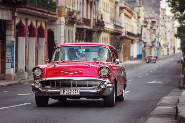 古巴，哈瓦那-2017 年 2 月 18 日︰ 在美丽复古老爷车 — 图库照片