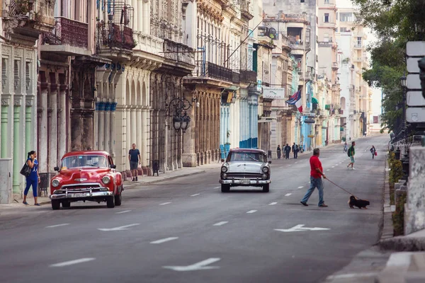 Cuba, Havana - 18 de fevereiro de 2017: belos carros antigos retro em — Fotografia de Stock