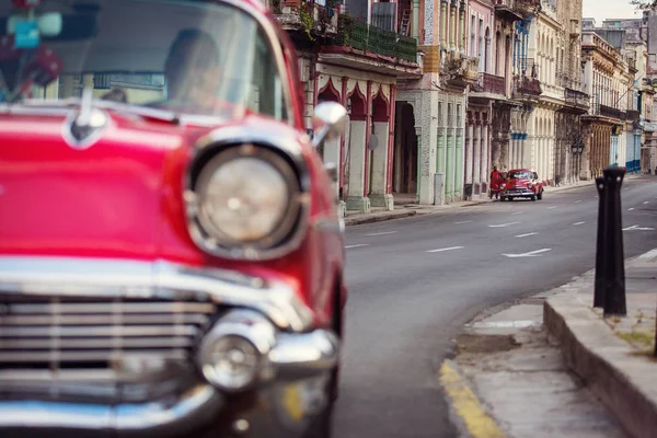 Kuba, Havanna - 18 februari 2017: vackra retro vintage bilar i — Stockfoto