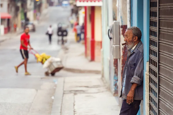 Kuba, havana - 18. februar 2017: unbekannte menschen auf schönem colo — Stockfoto