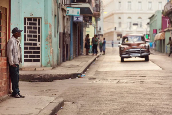 Куба, Гавана - 18 февраля 2017: красивые ретро-винтажные автомобили в — стоковое фото