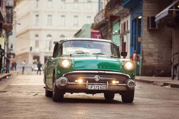 Cuba, Havana - 18 February 2017: beautiful retro vintage cars in — Stock Photo, Image