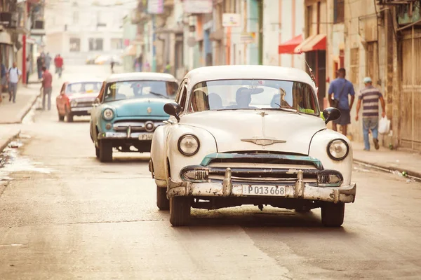Cuba, La Habana - 18 de febrero de 2017: hermosos coches antiguos retro en — Foto de Stock