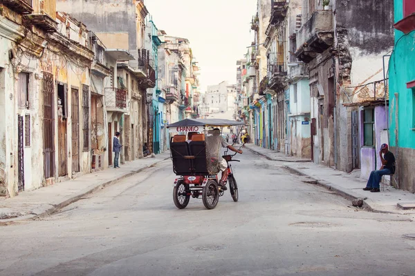 Cuba, La Havane - 18 février 2017 : belles voitures anciennes rétro dans — Photo