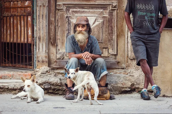 Cuba, La Habana - 18 de febrero de 2017: Gente desconocida en el hermoso colo —  Fotos de Stock