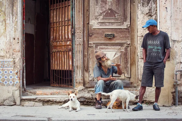 Cuba, Havana - 18 februari 2017: Unkown mensen op mooie colo — Stockfoto