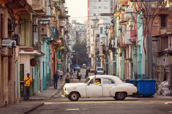 Cuba, La Habana - 18 de febrero de 2017: hermosos coches antiguos retro en —  Fotos de Stock