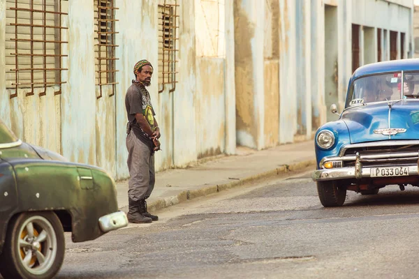 Cuba, Havana - 18 February 2017: beautiful retro vintage cars in — Stock Photo, Image