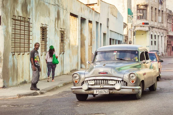 쿠바, 하바나-18 2 월 2017: 아름 다운 복고풍 빈티지 자동차 — 스톡 사진